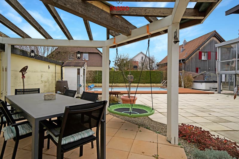 12-Zimmer 2-Familienhaus mit Pool & unverbaubarer Lage nahe Bern (4)
