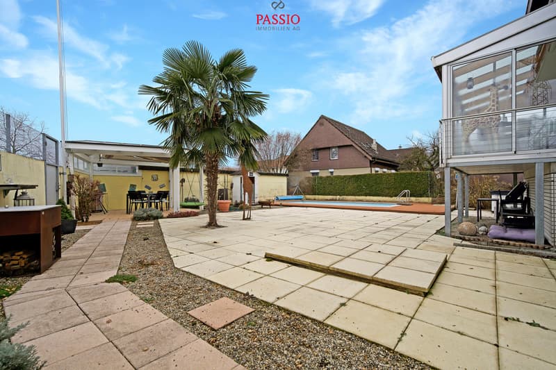 12-Zimmer 2-Familienhaus mit Pool & unverbaubarer Lage nahe Bern (2)