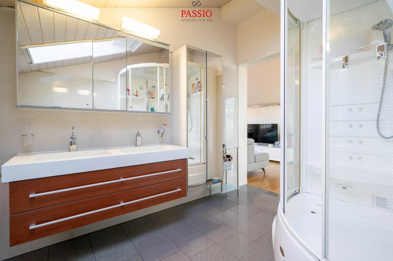 7-Zimmer 2-Familienhaus mit Studio, Gewerbefläche & Alpenblick (11)