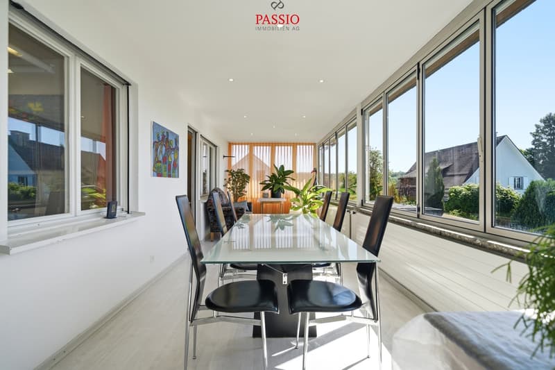Gefplegtes 4.5-Zimmer Einfamilienhaus mit Pool und Alpenblick (11)