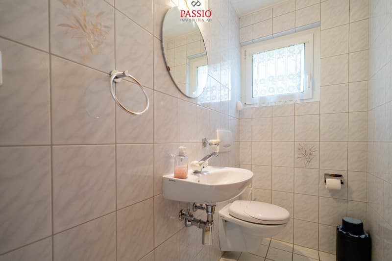 Gepflegtes 5,5-Zimmer Einfamilienhaus mit Pool und grossem Garten (12)