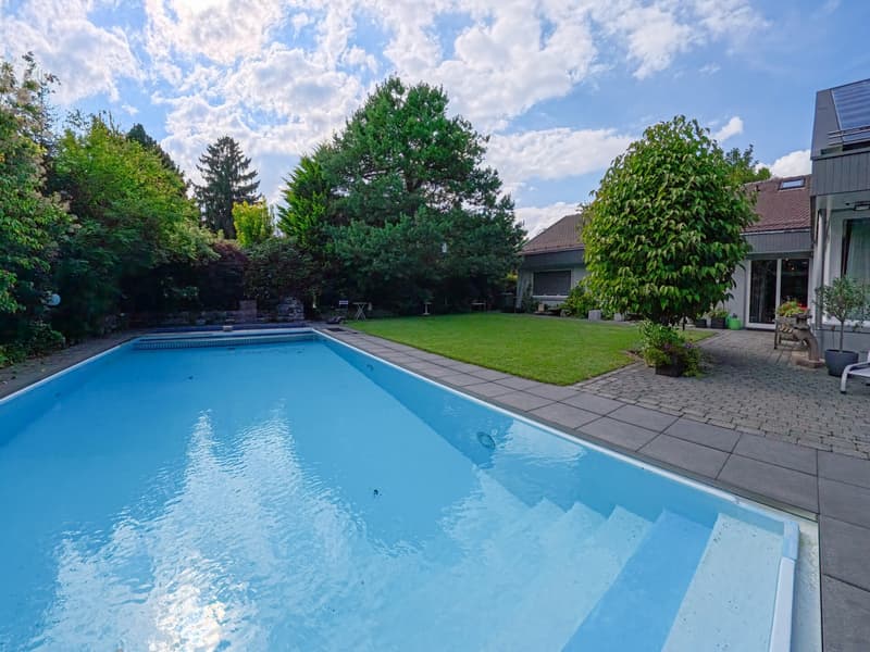 Wunderschöne und grösszügige Villa mit grosser Poolanlage (4)