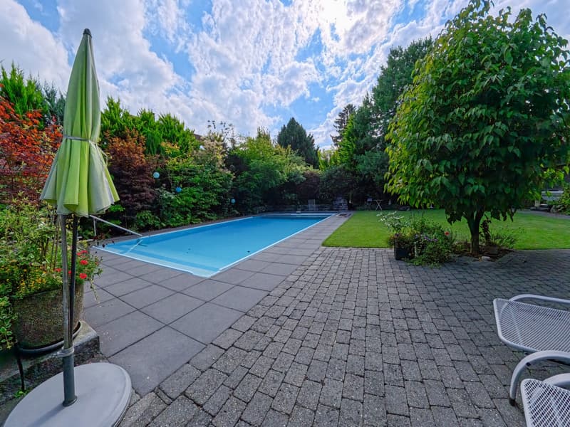 Wunderschöne und grösszügige Villa mit grosser Poolanlage (5)