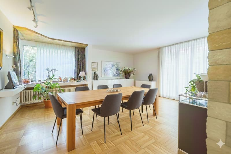 Wunderschöne und grösszügige Villa mit grosser Poolanlage (8)