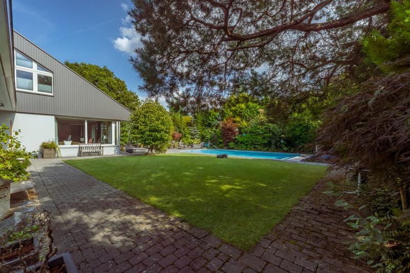 Wunderschöne und grösszügige Villa mit grosser Poolanlage (2)