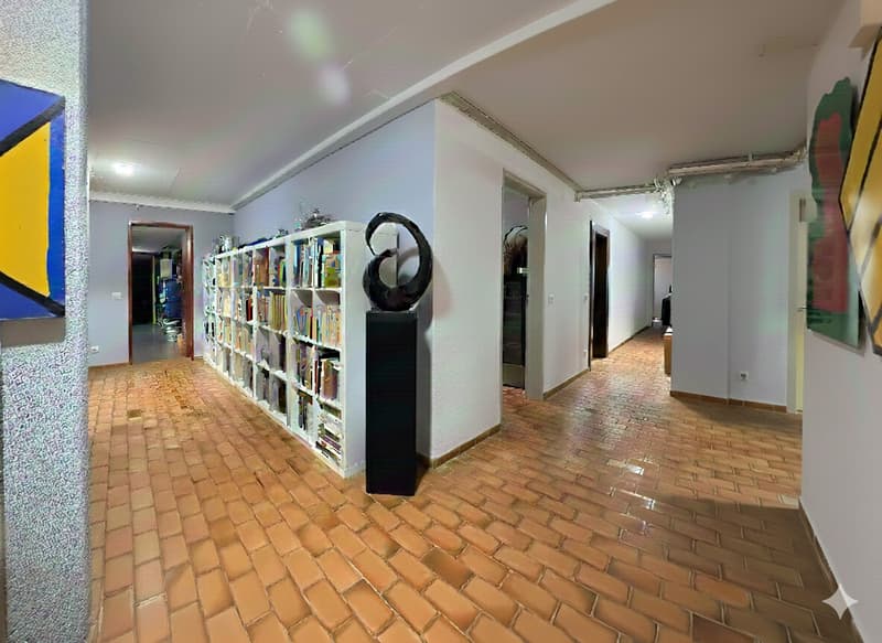 Wunderschöne und grösszügige Villa mit grosser Poolanlage (11)