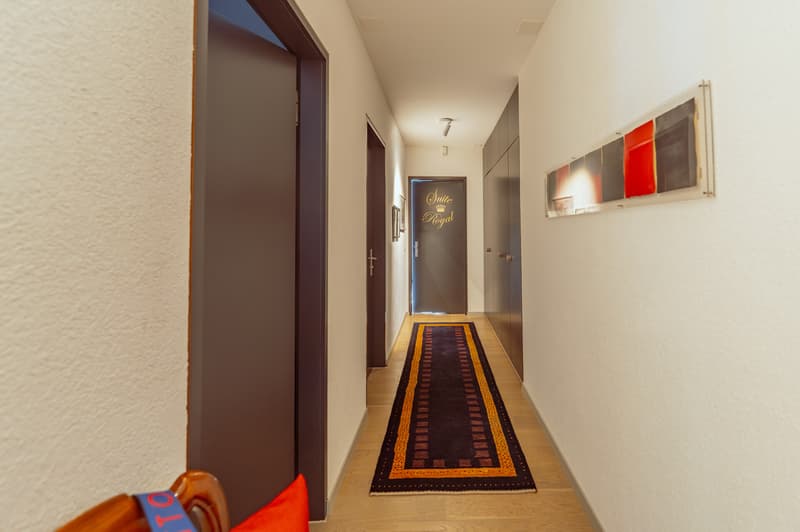 Wunderschöne und grösszügige Villa mit grosser Poolanlage (10)