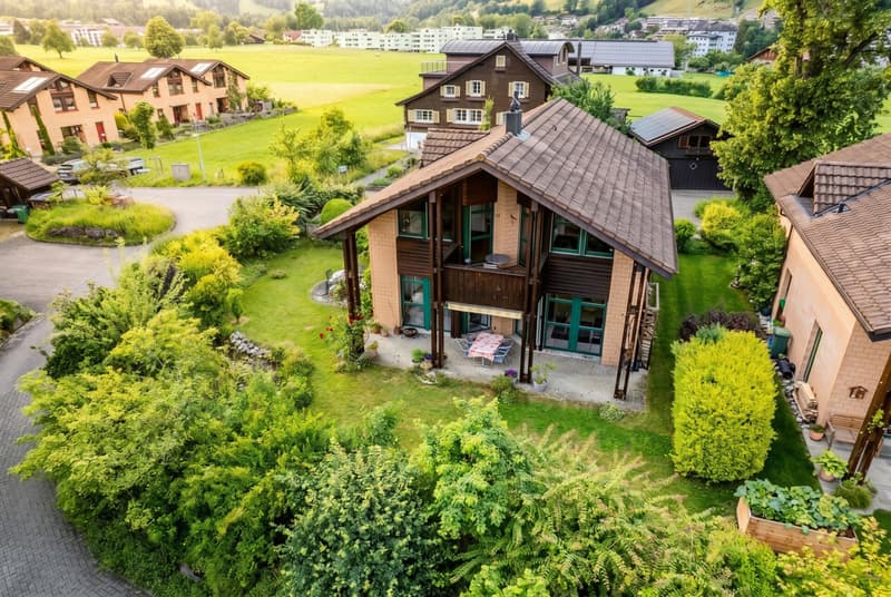 Freistehendes Einfamilienhaus mit grossem Garten an ruhiger Wohnlage (6)