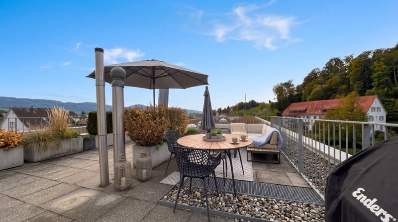 Moderne 4.5-Zimmer-Wohnung mit grosser Dachterrasse und Loggia an zent (12)