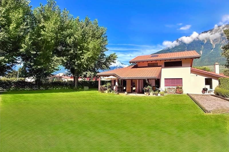 Villa de charme avec bel extérieur (2)