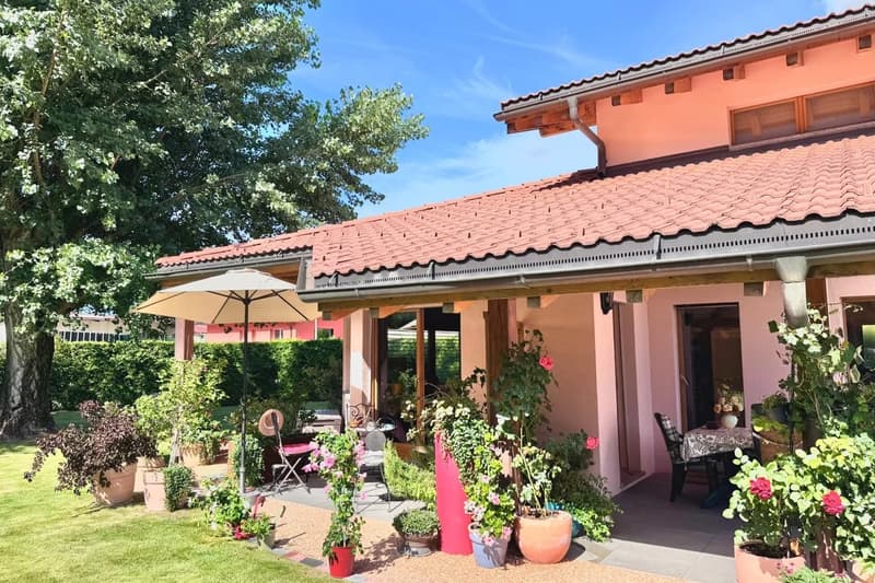 Villa de charme avec bel extérieur (12)