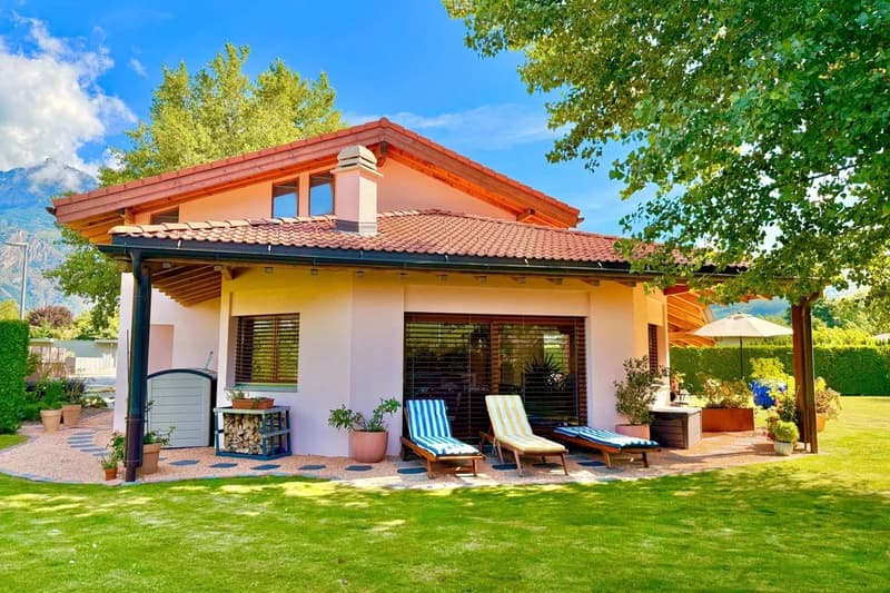 Villa de charme avec bel extérieur (1)