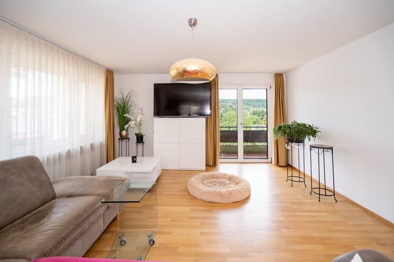 Wohnzimmer mit Ausgang Balkon