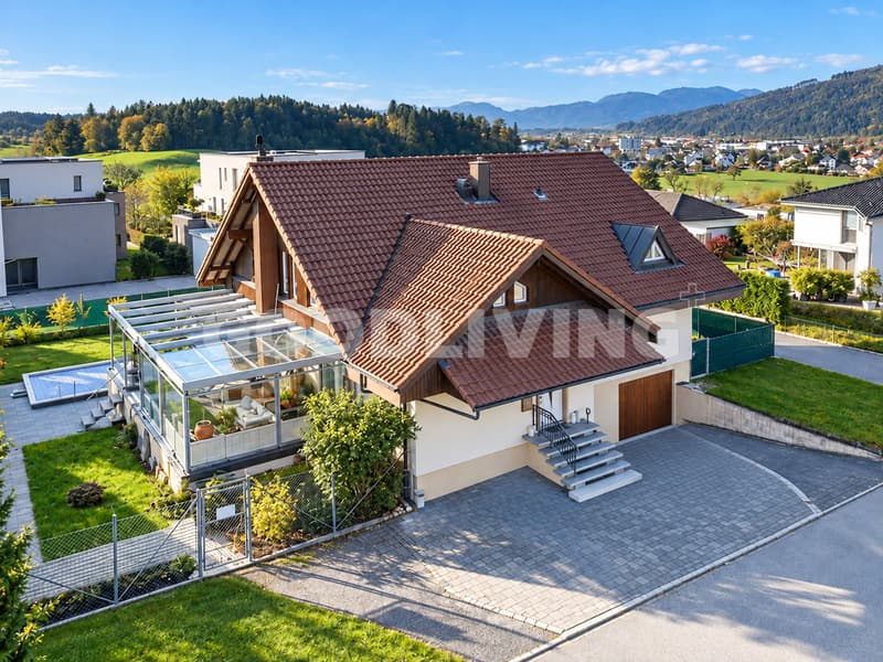 Exklusive Villa mit drei Wohneinheiten, privatem Pool und traumhafter Aussicht im Hölzi-Quartier (3)
