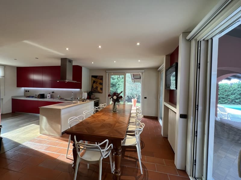 VILLA PRESTIGIOSA CON AMPIO GIARDINO E PISCINA (5)