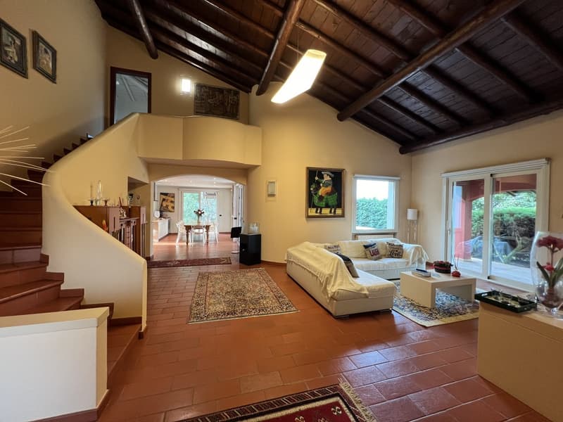 VILLA PRESTIGIOSA CON AMPIO GIARDINO E PISCINA (8)