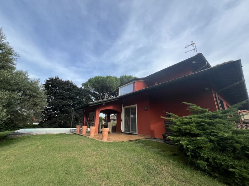 VILLA PRESTIGIOSA CON AMPIO GIARDINO E PISCINA (2)