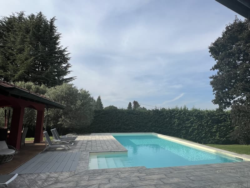 VILLA PRESTIGIOSA CON AMPIO GIARDINO E PISCINA (3)