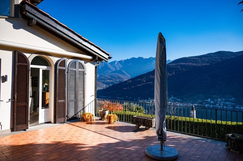 IMPORTANTE VILLA CIRCONDATA DA GRANDE PARCO CON VISTA LAGO (7)