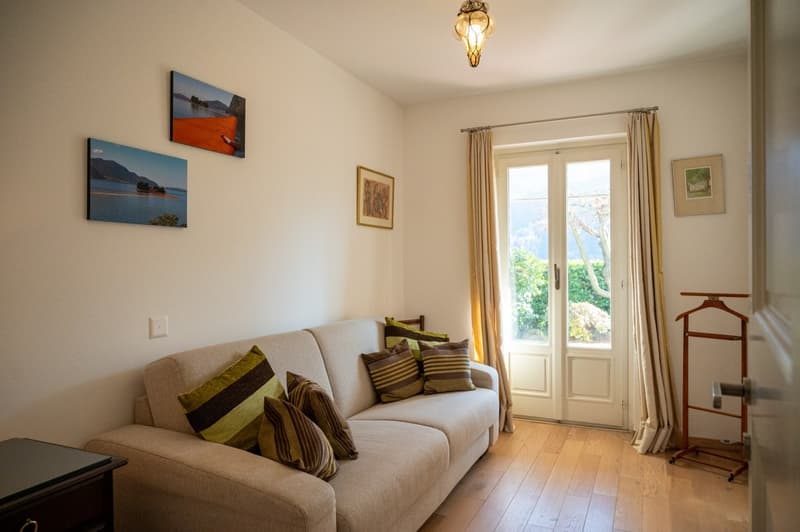 IMPORTANTE VILLA CIRCONDATA DA GRANDE PARCO CON VISTA LAGO (12)