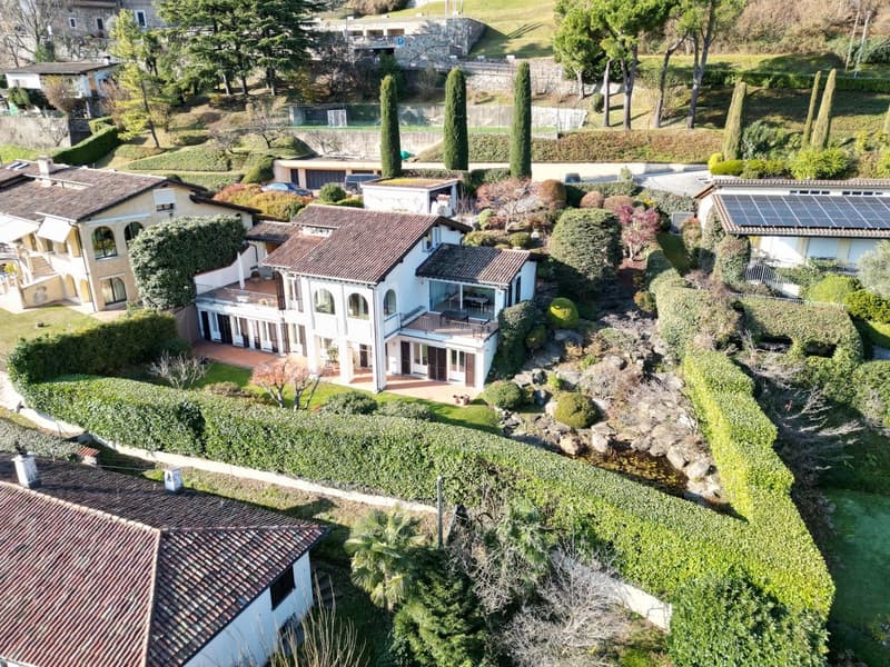 IMPORTANTE VILLA CIRCONDATA DA GRANDE PARCO CON VISTA LAGO (2)