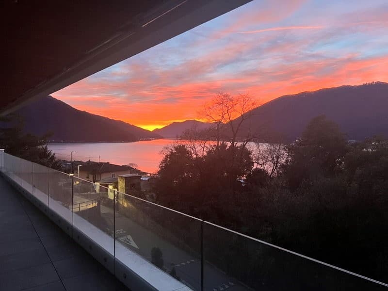 FAVOLOSO ATTICO CON BELLISSIMA TERRAZZA COPERTA E INCANTEVOLE VISTA PANORAMICA SUL LAGO (3)