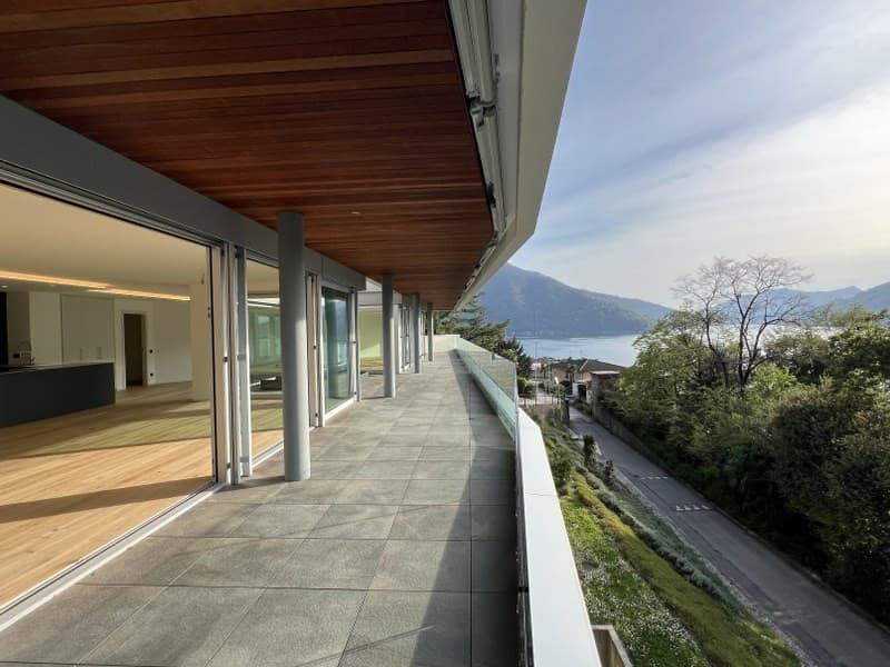 FAVOLOSO ATTICO CON BELLISSIMA TERRAZZA COPERTA E INCANTEVOLE VISTA PANORAMICA SUL LAGO (9)