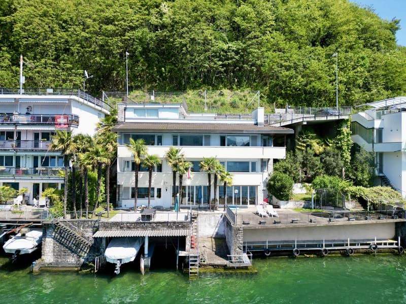 PRESTIGIOSA VILLA SULLE SPONDE DEL LAGO, CON DARSENE PRIVATE (10)