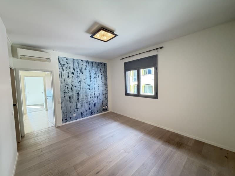 ELEGANTE ATTICO, GRANDE TERRAZZA BEN SOLEGGIATA CON VISTA LAGO (11)