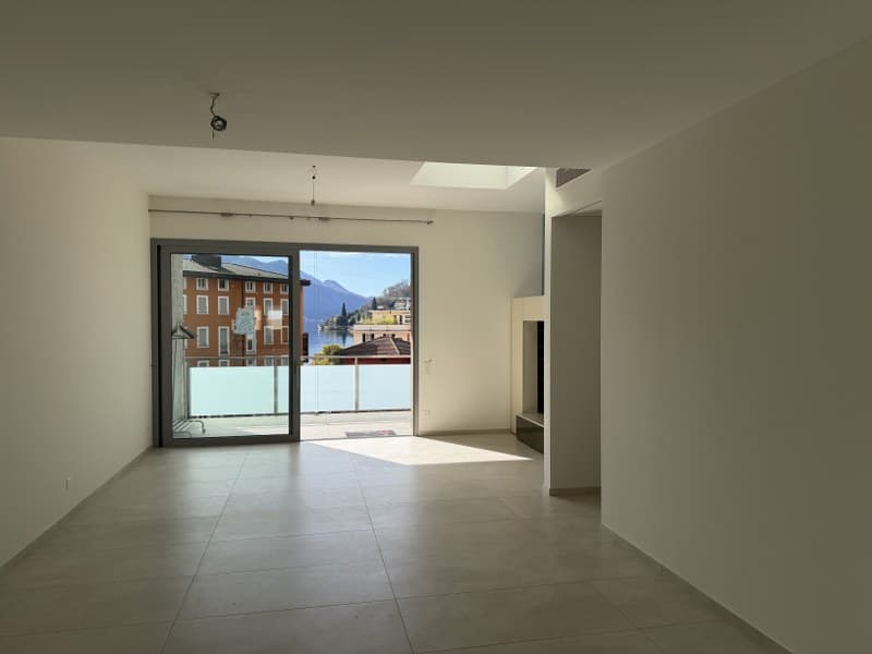 ELEGANTE ATTICO, GRANDE TERRAZZA BEN SOLEGGIATA CON VISTA LAGO (5)