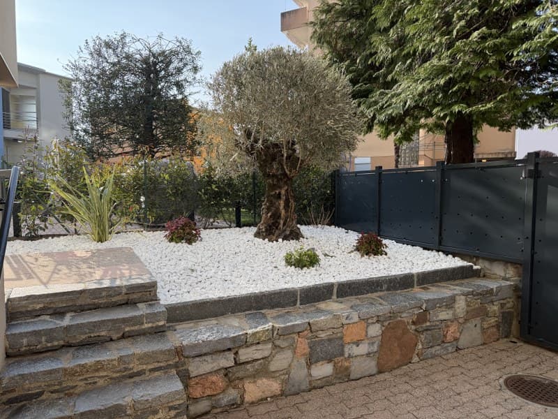 APPARTAMENTO 4.5 LOCALI CON GIARDINO AD USO ESCLUSIVO IN ELEGANTE PALAZZINA (13)