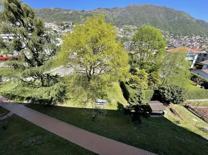 LUMINOSO DUPLEX DI 4.5 LOCALI CON BALCONI E VISTA APERTA SULLE COLLINE CIRCOSTANTI. (6)