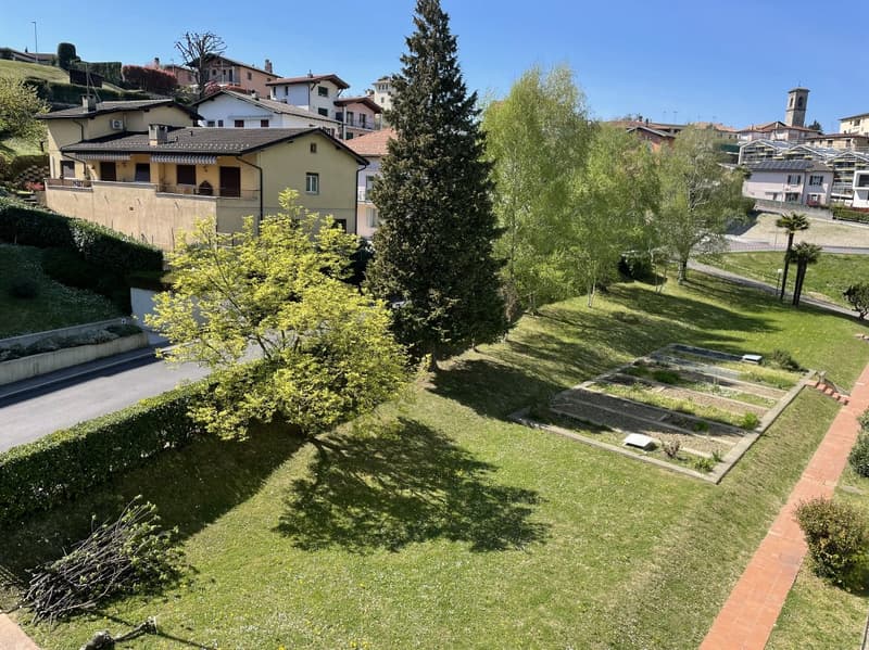 LUMINOSO DUPLEX DI 4.5 LOCALI CON BALCONI E VISTA APERTA SULLE COLLINE CIRCOSTANTI. (9)