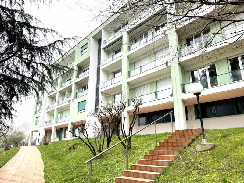 LUMINOSO DUPLEX DI 4.5 LOCALI CON BALCONI E VISTA APERTA SULLE COLLINE CIRCOSTANTI. (13)