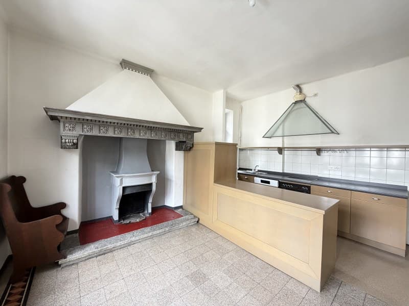 APPARTAMENTO 5.5 LOCALI IN ELEGANTE VILLA D'EPOCA, IN CENTRO CITTÀ (3)
