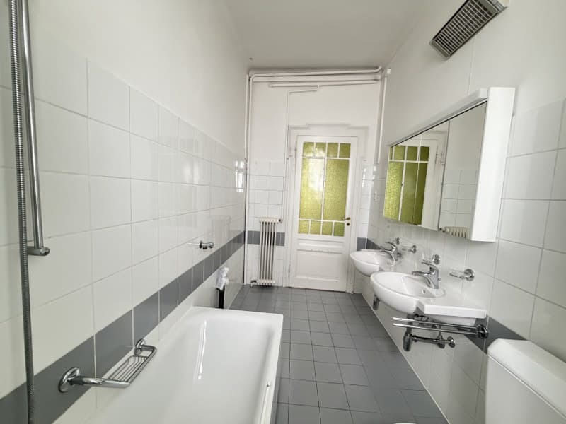APPARTAMENTO 5.5 LOCALI IN ELEGANTE VILLA D'EPOCA, IN CENTRO CITTÀ (13)