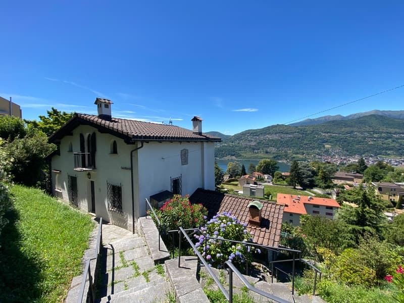 ELEGANTE CASA CON VISTA LAGO NEL CUORE DELLA COLLINA D'ORO (1)