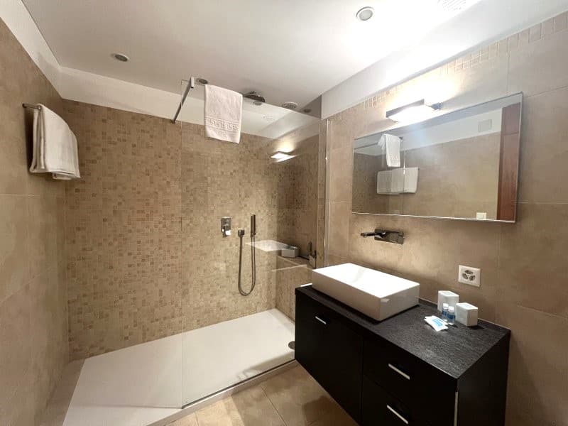 ELEGANTE APPARTAMENTO AMMOBILIATO DI 4.5 LOCALI CON TERRAZZE E VISTA LAGO CASSARATE (13)