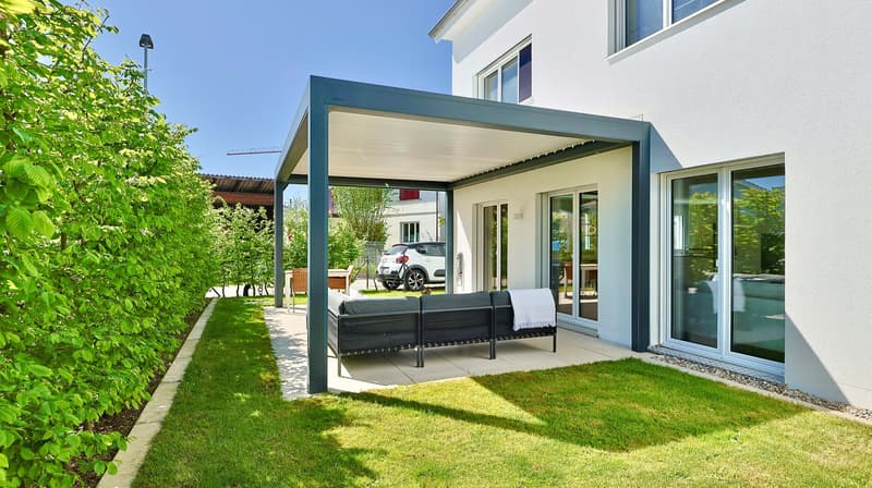 Grosszügiger Gartensitzplatz mit Pergola inklusive Beleuchtung.