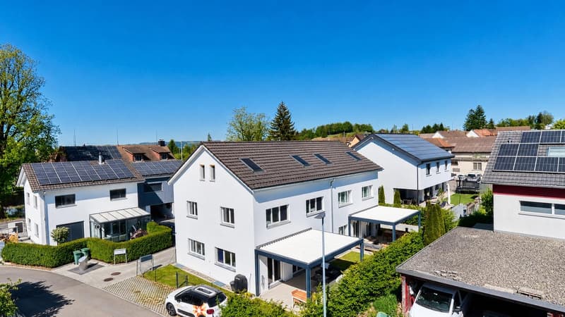 Dieses moderne Doppeleinfamilienhaus verbindet zeitgemässe Architektur mit grosszügigen Aussenbereichen und einer ruhigen, familienfreundlichen Wohnlage.