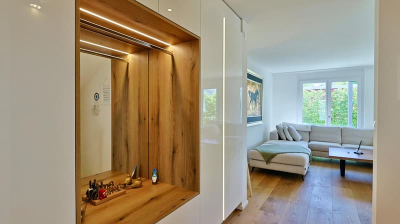 Die hochwertig eingebaute Garderobe mit Beleuchtung wird Sie und Ihre Gäste begeistern.