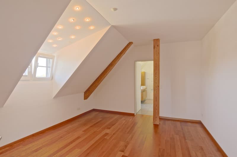Ruhiges Schlafzimmer mit gemütlichem Sternenhimmel und angrenzendem Bad.