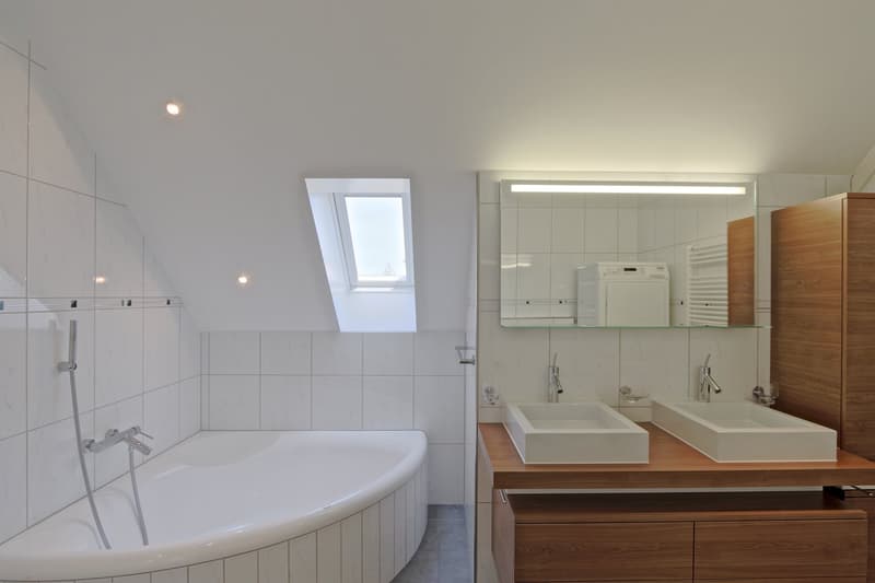 Die grosszügige Badewanne und das Doppellavabo werden auch Sie begeistern.