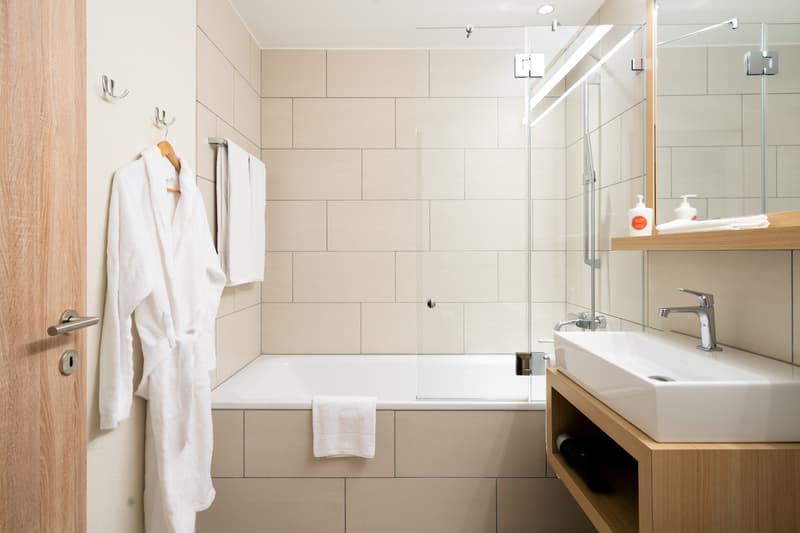 Modernes Badezimmer mit zeitloser Ausstattung