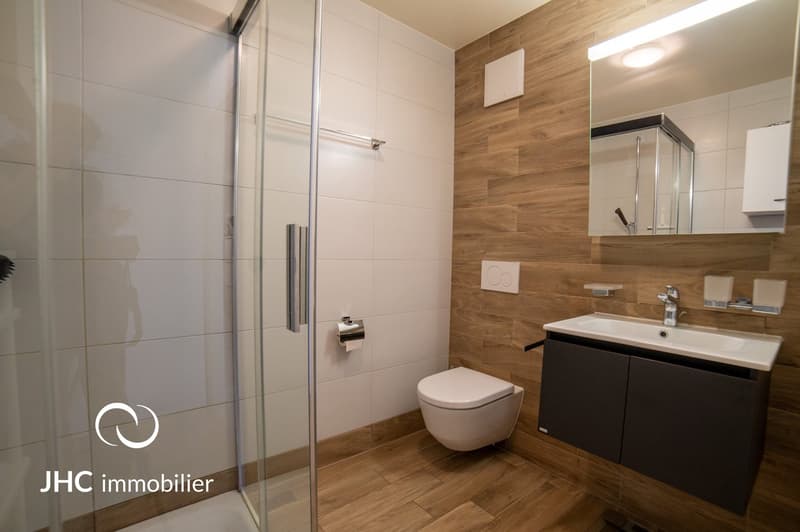 Appartement moderne de 3.5 pièces avec balcon et deux places de parc au cœur du village de Vouvry (11)