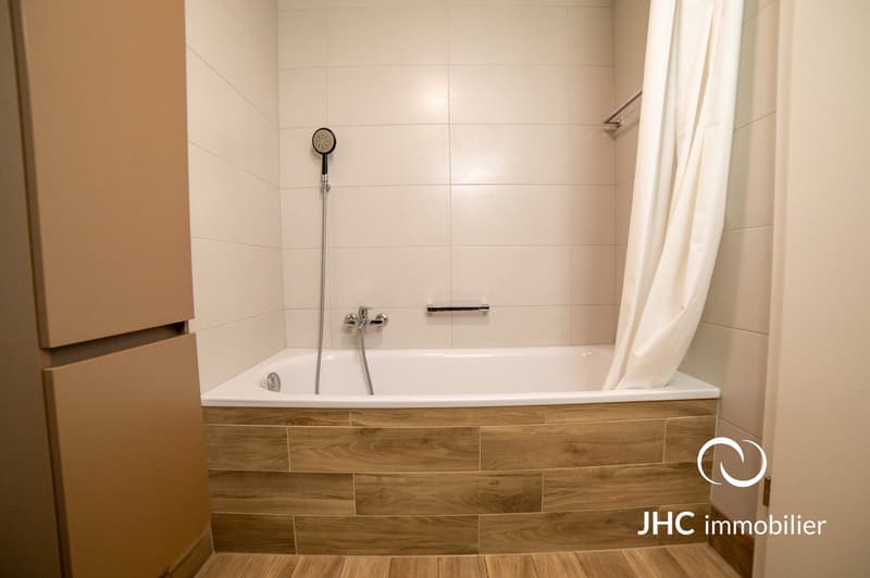 Appartement moderne de 3.5 pièces avec balcon et deux places de parc au cœur du village de Vouvry (10)
