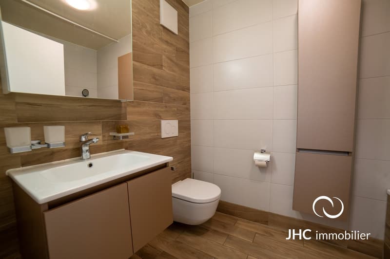 Appartement moderne de 3.5 pièces avec balcon et deux places de parc au cœur du village de Vouvry (9)