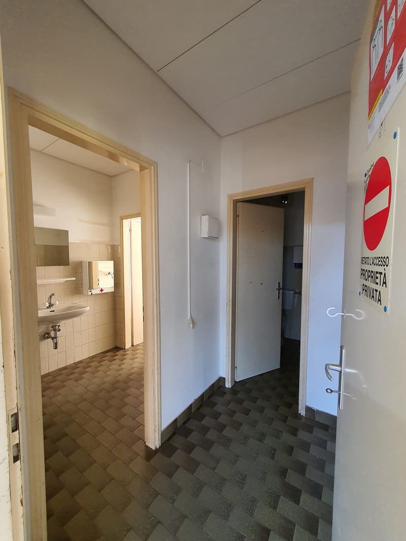 Affittasi negozio sulla strada principale a Losone con posteggi (3)