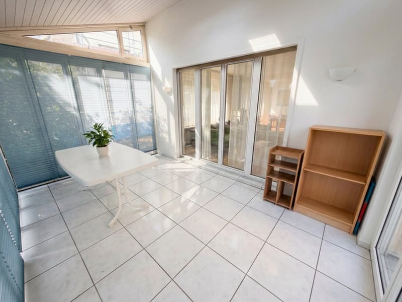 Grosszügige 5.5-Zimmer-Gartenwohnung mit Wintergarten, Cheminée und Parkplatz (3)