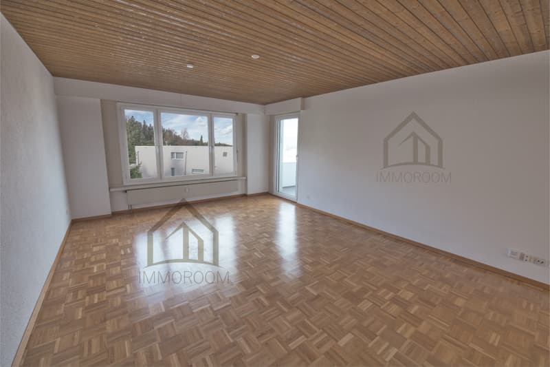empty room, wooden floors, large windows, wooden ceiling